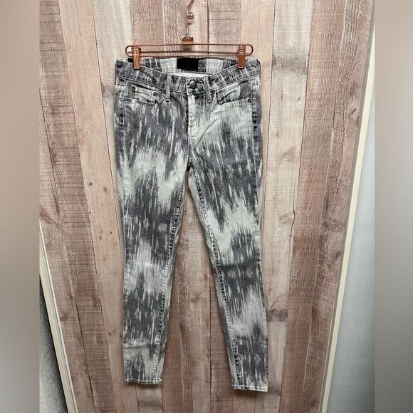 VINCE Dylan Coated beat down brushstroke print gray and white skinny jeans. - Picture 4 of 13